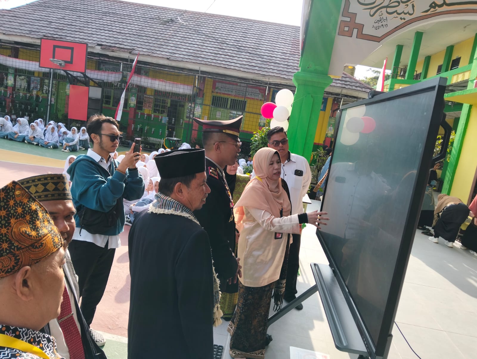 Mengisi Kemerdekaan dengan Inovasi Digital: Mudir dan Kapolsek Padang Panjang Resmi Luncurkan Digital Ecosystem Pesantren Kauman di HUT ke-81 RI